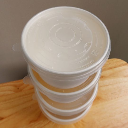 ฝาพลาสติกเรียบ ใช้กับถ้วย 12 และ 16 ออนซ์ (เจาะ 2 รู ขนาด 2 mm)