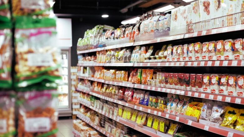 สินค้าที่วางอยู่บนชั้นวางในร้านค้า